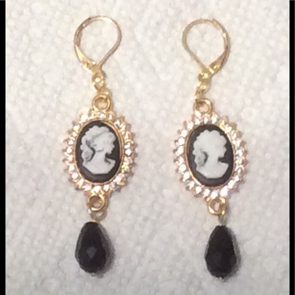 Elegant cameo earrings with black teardrop. - Picture 3 of 6